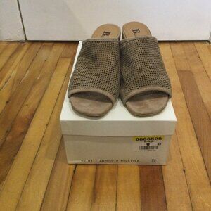 Brown's Beige Suede Leather Warwick  Sandals (Size 9) (BNIB)